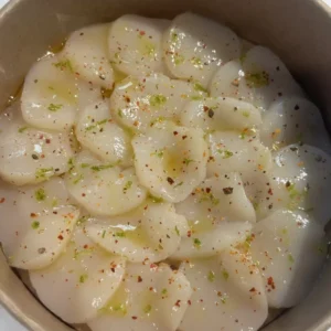 Carpaccio noix saint Jacques huile d'olive fleur de sel piment d'espelette et zeste citron vert